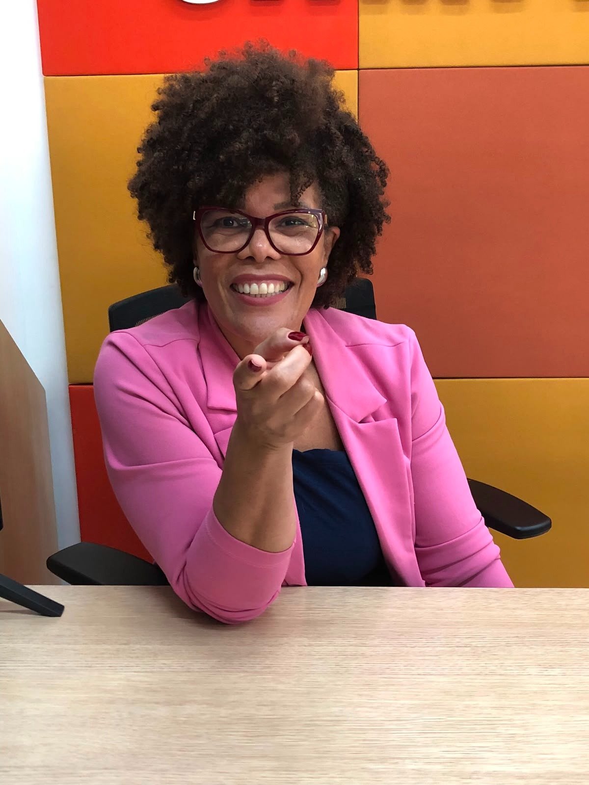 Vanusa Santos em reunião de trabalho